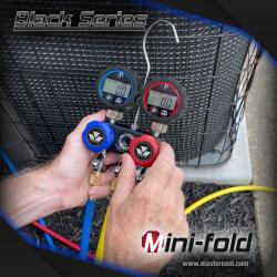 Dwudrogowa, kompaktowa, elektroniczna oprawa wielozaworowa MINI-FOLD z przewodami 3 x 150 cm (1/4" SAE) zakończonymi zaworami kulowymi