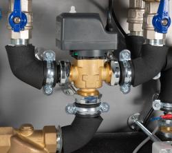 Moduł hydrauliczny do pomp ciepła AMB 900, z grzałką zanurzeniową 9 kW, zaworem przełączającym AZV, separatorem zanieczyszczeń ADS 181, przyłącza G1 1/4"