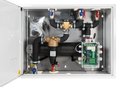 Moduł hydrauliczny do pomp ciepła AMB 900, z grzałką zanurzeniową 9 kW, zaworem przełączającym AZV, separatorem zanieczyszczeń ADS 181, przyłącza G1 1/4"